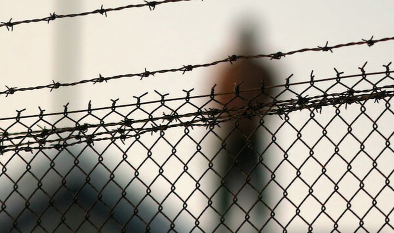 El gobierno debe crear una “zona franca de pobrerío” con beneficios fiscales para que empresarios inviertan en cárceles