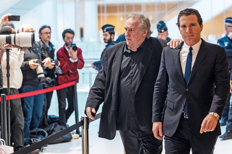 Gérard Depardieu y su abogado Jeremie Assous llegan al juzgado de París el segundo día del juicio en París