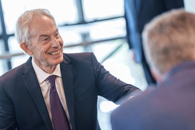 Tony Blair y Yamandú Orsi (de espaldas) en la Torre Ejecutiva, en Montevideo.