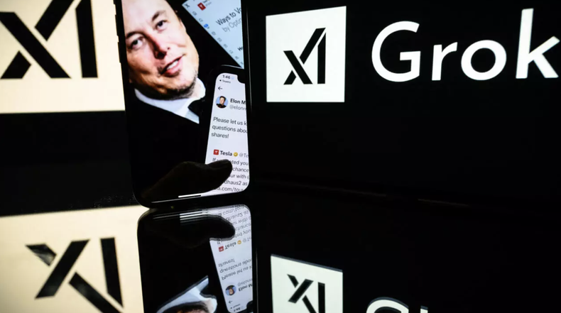 Las pantallas muestran el logotipo de Grok junto al fundador de xAI, el empresario sudafricano Elon Musk