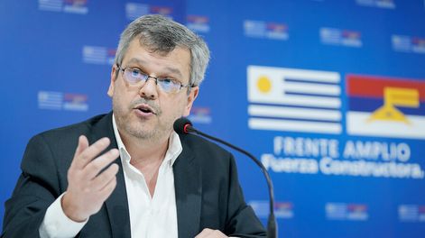 Gustavo Leal en la sede del Frente Amplio en Montevideo. Foto: Javier Calvelo / adhocFOTOS