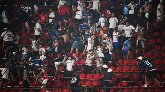 En la AUF sostienen que los episodios de represión policial a hinchas uruguayos en Brasil —como este de la Policía Civil de San Pablo contra hinchas de Nacional en el estadio Morumbi en 2024— son más frecuentes, pero reciben menos atención que los casos de racismo En la AUF sostienen que los episodios de represión policial a hinchas uruguayos en Brasil —como este de la Policía Civil de San Pablo contra hinchas de Nacional en el estadio Morumbi en 2024— son más frecuentes, pero reciben menos atención que los casos de racismo