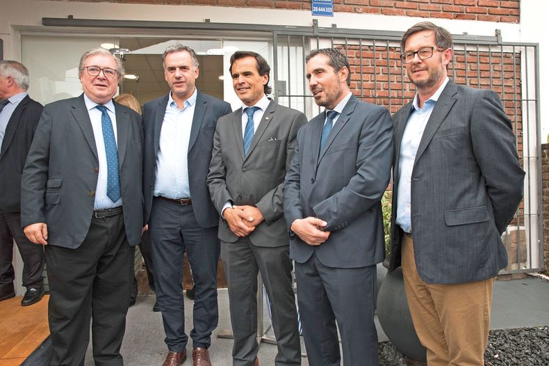 El gerente general de Asociación Española Julio Martínez y el intendente de Canelones Yamandú Orsi con el presidente del consejo directivo Fernando García, el subgerente Alfredo Torres y el prosecretario Carlos Veríssimo