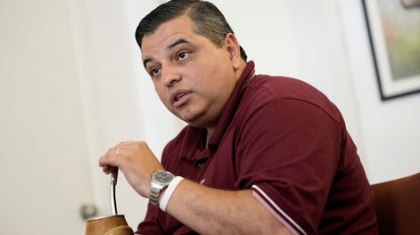 Luis Calabria durante la entrevista con Búsqueda. Foto: Javier Calvelo, adhocFOTOS / Búsqueda