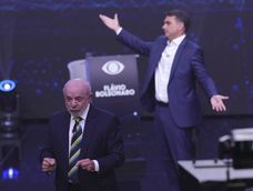 El presidente de Brasil y candidato a la reelección, Luiz Inácio Lula da Silva (i), y el opositor Flávio Bolsonaro, hablan en el primer debate presidencial el domingo 18 de octubre de 2026, en la sede de Rede Bandeirantes en Sao Paulo (Brasil).