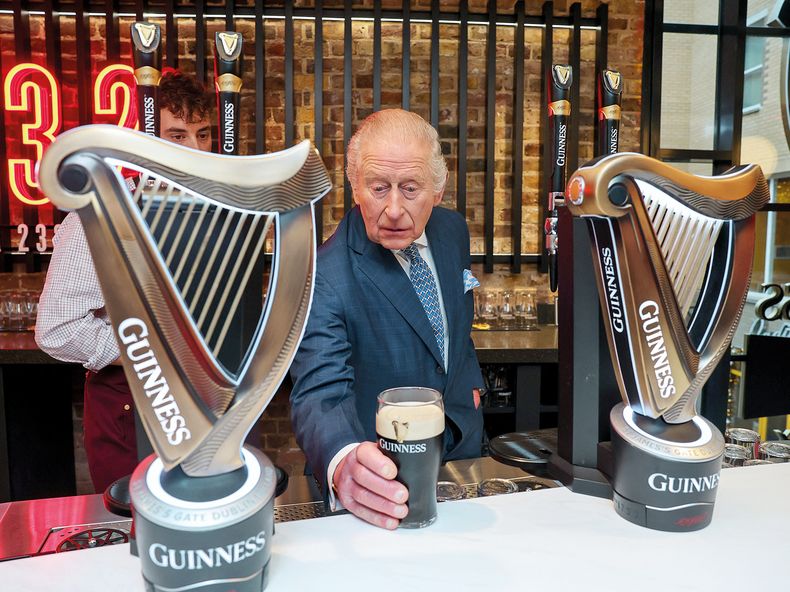 El monarca respetó los minutos de espera para que la cerveza se asiente antes de llenar la pinta.