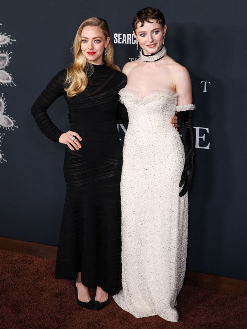 Amanda Seyfried lució un vestido al cuerpo semitransparente de Giorgio Armani, mientras que Thomasin McKenzie optó por un vestido blanco de Rodarte con guantes y gargantilla.  