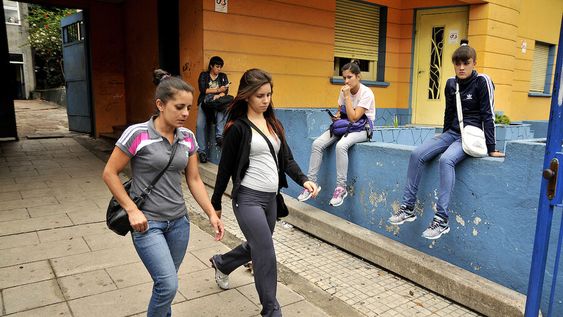Jóvenes en un centro educativo. Jóvenes en un centro educativo.