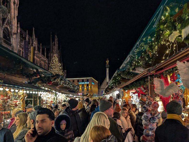 Christkindlmarkt de la Marienplatz, el mercado navideño más famoso y tradicional de Múnich.