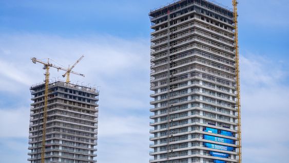 Una obra de edificación de viviendas sobre la bahía de Montevideo. Una obra de edificación de viviendas sobre la bahía de Montevideo.