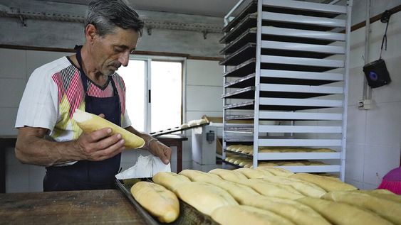 Miguel, persona privada de libertad, trabaja en la panadería en la Cárcel Unidad N°22 en Rocha. Foto: Javier Calvelo, adhocFOTOS Miguel, persona privada de libertad, trabaja en la panadería en la Cárcel Unidad N°22 en Rocha. Foto: Javier Calvelo, adhocFOTOS