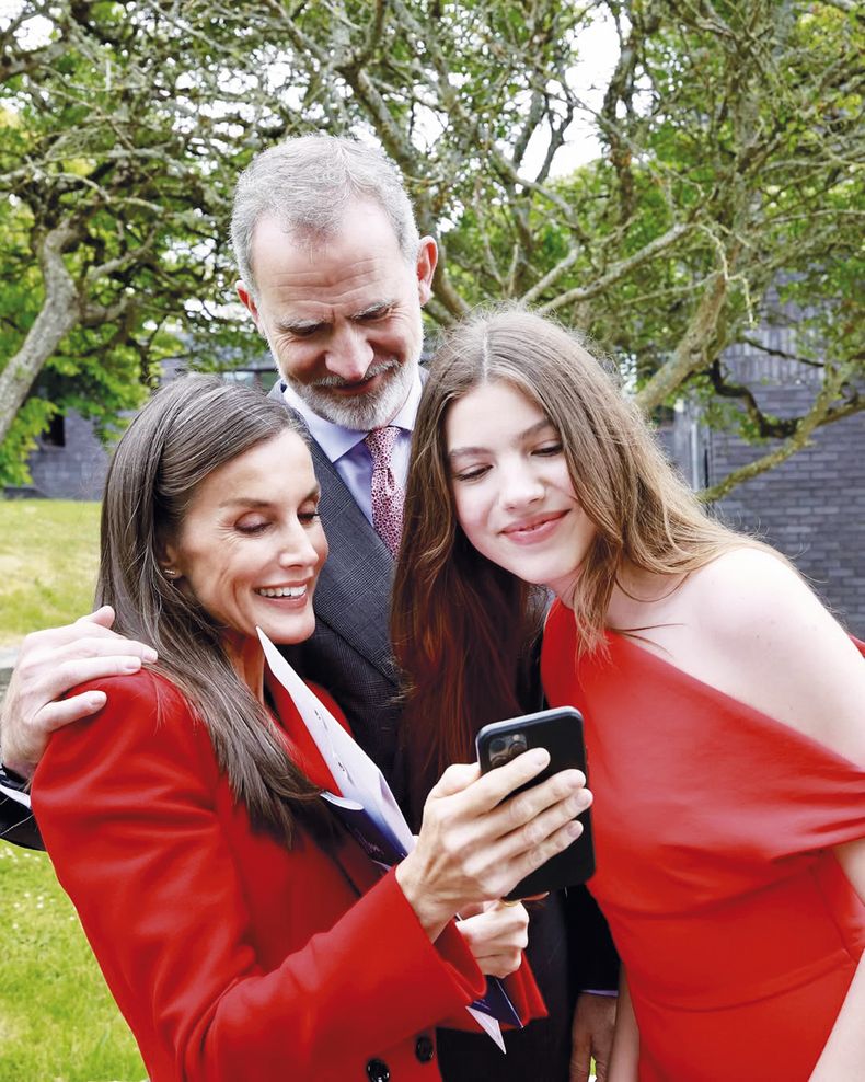 Los reyes de España Felipe y Letizia se mostraron orgullosos de su hija, la infanta Sofía; la gran ausente de la familia real fue la infanta Leonor