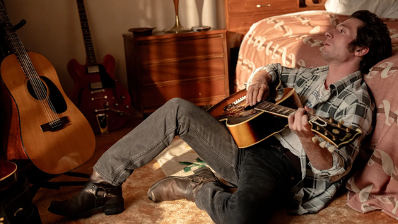 Jeremy Allen White como Bruce Springsteen.