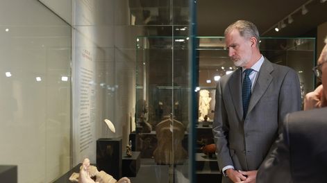 El Rey Felipe VI visita este lunes la exposición La mitad del mundo. La mujer en el México indígena que se exhibe en el Museo Arqueológico Nacional (MAN), en Madrid.