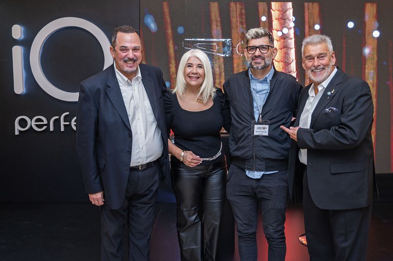 Director comercial de Gama Italy Rafael Saráchaga, estilista de Gama Italy Beatriz de Lauber, campeón mundial de la OMC Héctor Errecart, director artístico corporativo de Gama Italy Alberto Gitano Gómez