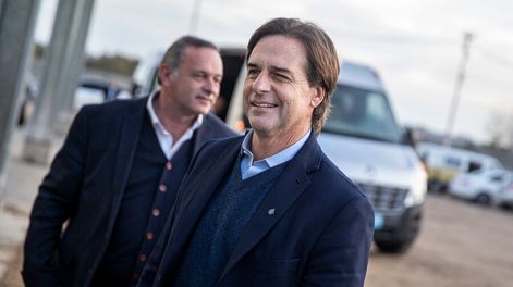 Luis Lacalle Pou junto a Álvaro Delgado. Foto: Mauricio Zina / adhocFOTOS