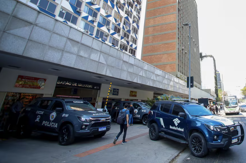 Vehículos policiales están estacionados frente a un edificio en el centro financiero de la Avenida Faria Lima en San Pablo, Brasil, el 28 de agosto de 2025.