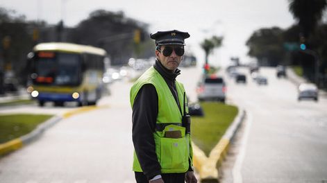 Montevideo tiene unos 660.000 vehículos empadronados, casi la cuarta parte de todo el país. Foto: Javier Calvelo / adhocFOTOS