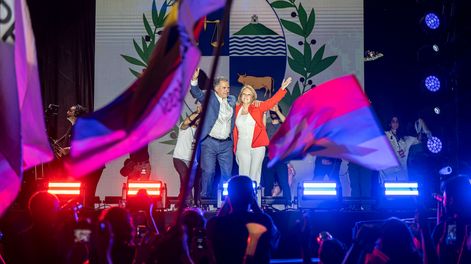 Yamandú Orsi y Carolina Cosse, celebrando la victoria del Frente Amplio en el balotaje del 24 de noviembre.&nbsp;