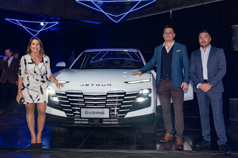Gerenta de Marketing & Comunicación Corporativa en Sevel Gabriela Coletto, gerente comercial de Jetour Martín Cervini y asesor comercial de Jetour Marcos Amaral