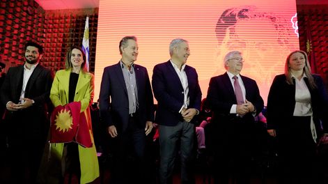 Los seis precandidatos del Partido Colorado durante el acto homenaje a Batlle y Ordóñez, el 21 de mayo