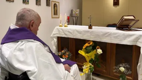 La primera foto del papa Francisco desde su internación.