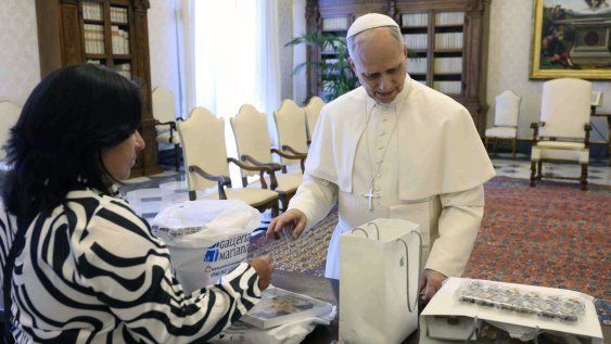 El Papa León XIV actualiza los datos de su DNI electrónico peruano, el 30 de mayo de 2025 en el Vaticano El Papa León XIV actualiza los datos de su DNI electrónico peruano, el 30 de mayo de 2025 en el Vaticano