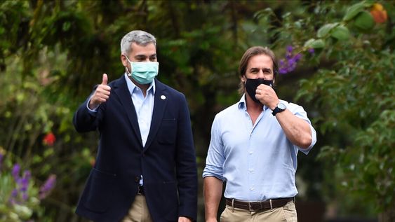 Luis Lacalle Pou y Mario Abdo Benítez en la residencia presidencial en Punta Del Este. Foto: Daniel Rodriguez / adhocFOTOS Luis Lacalle Pou y Mario Abdo Benítez en la residencia presidencial en Punta Del Este. Foto: Daniel Rodriguez / adhocFOTOS