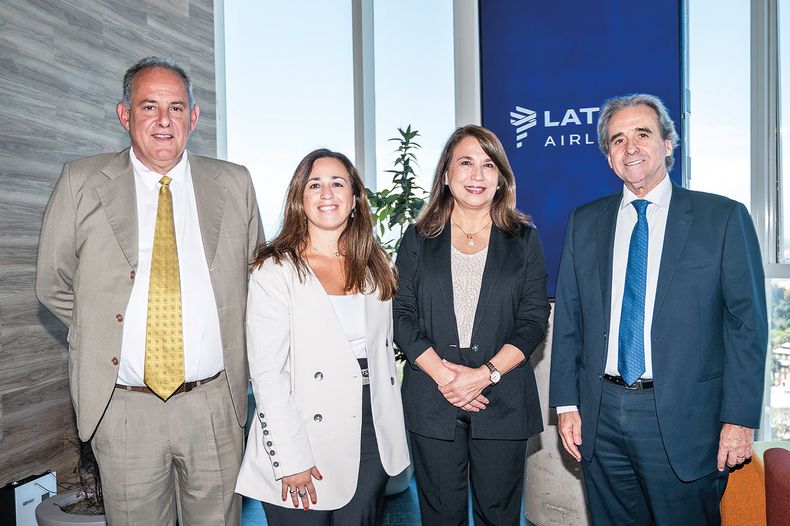 Director de Turismo Roque Baudean, head of Sales de Latam Airlines Lucía Fernández, directora comercial de LATAM Conosur Paola Contardo y subsecretario de Turismo Remo Monzeglio