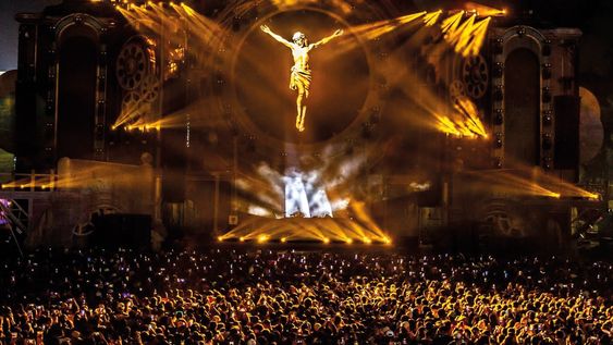 El sacerdote portugués Guilherme Peixoto ha llegado a tocar para 150.000 personas en festivales de música electrónica. El sacerdote portugués Guilherme Peixoto ha llegado a tocar para 150.000 personas en festivales de música electrónica.