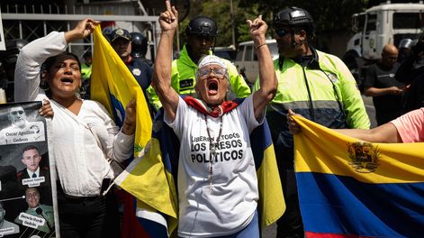 Familiares de presos políticos participan en una protesta alrededor de El Helicoide este sábado, en Caracas (Venezuela).&nbsp;