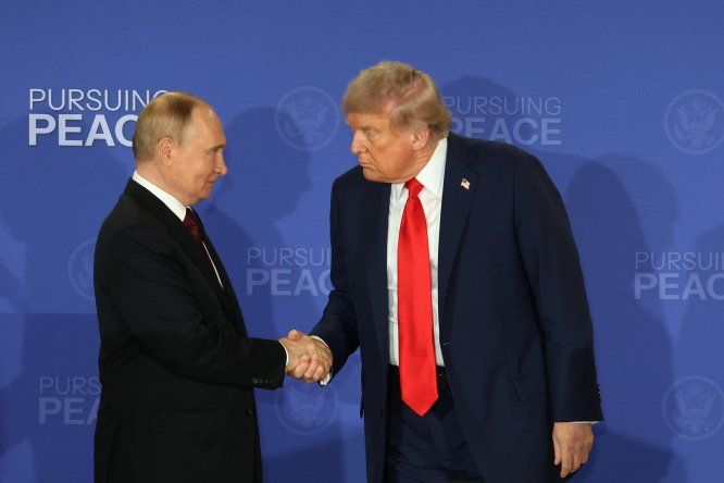 Vladimir Putin y Donald Trump se saludan al finalizar una declaración conjunta este viernes, en Anchorage (Estados Unidos)