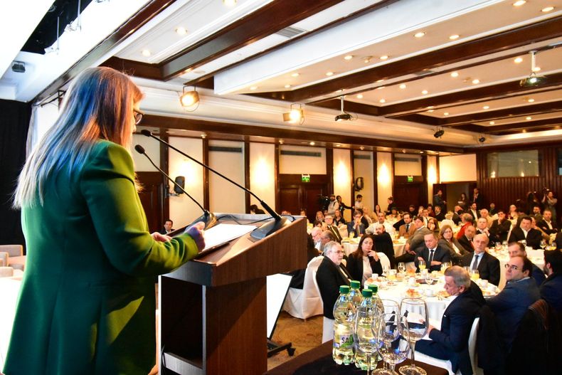 Marina Cantera, la presidenta de la Cámara de Turismo, en un evento con candidatos presidenciales
