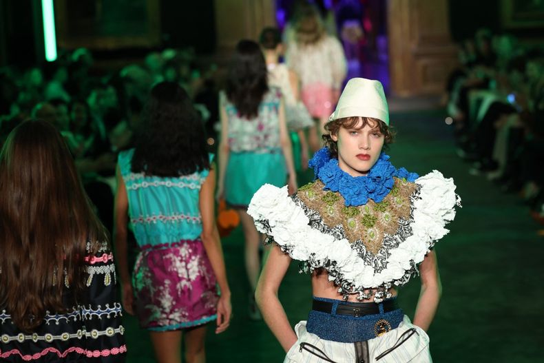 El volumen, las mangas globo y los colores vibrantes fueron un hilo conductor de la colección de Nicolas Ghesquière, que conectó su identidad sofisticada con la cultura pop.&nbsp;