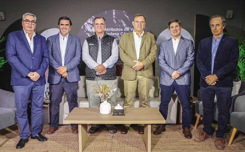 El director de Frigorífico San Jacinto, Martín Secco; el presidente de la Scaau, Juan Pablo Pérez Frontini; el directivo de la Scaau, Mauricio Rodríguez; el vicepresidente de INIA, Walter Baethgen; el director de Frigorífico Pando, Eduardo Urgal; y el presidente de la comisión de Carne Angus, Diego Oribe