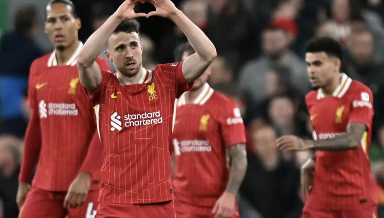 El delantero portugués del Liverpool, Diogo Jota (en primer plano), celebra su gol contra el Everton en la Premier League en Anfield el 2 de abril de 2025