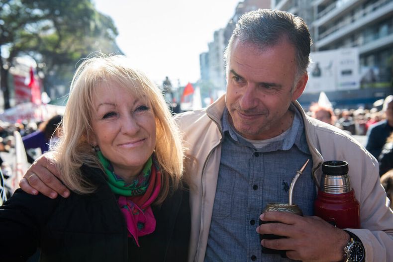 Yamandú Orsi y Carolina Cosse en el acto por el Día Internacional de los Trabajadores. Foto: Santiago Mazzarovich / adhocFOTOS