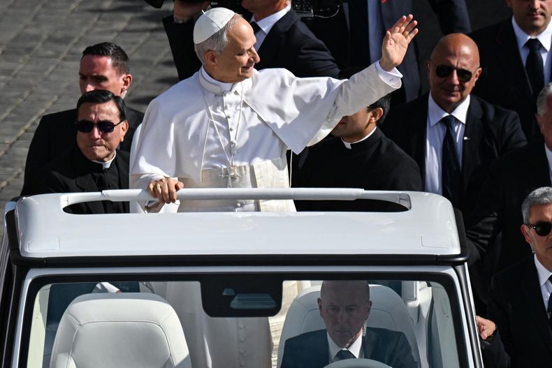 El papa León XIV llega en el papamóvil a la Plaza de San Pedro, Ciudad del Vaticano, el 18 de mayo de 2025