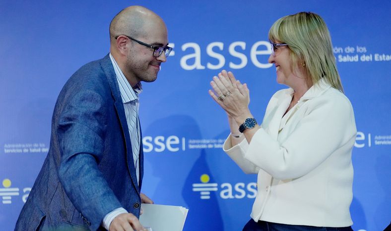 Presidente de ASSE, Álvaro Danza, y ministra de Salud, Cristina Lustemberg.