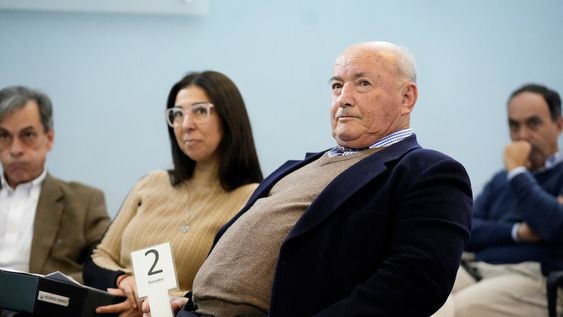 Cecilia López y Ademar Sellanes, directivos de la mutualista Círculo Católico, durante el remate del Sanatorio Casa de Galicia. Foto: Javier Calvelo/ adhocFOTOS