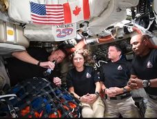 Captura de video tomada de la cuenta oficial en X @NASA que muestra desde la izquierda a los astronautas; Reid Wiseman, Christina Koch, Jeremy Hansen y Victor Glover saludando durante una conversación en directo desde la nave Orión de la misión Artemis II con el presidente de Estados Unidos, Donald Trump.