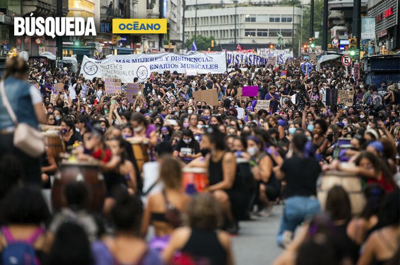 Diferentes colectivos que reivindican los derechos de las mujeres participaron de la marcha por el 8M en la avenida 18 de Julio. Foto: Santiago Mazzarovich / AF