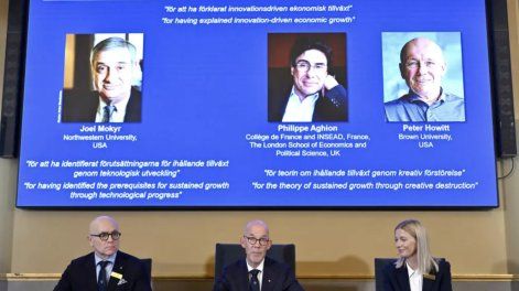 Miembros de la Academia Sueca de Ciencias anuncian a los ganadores del premio Nobel de economía.