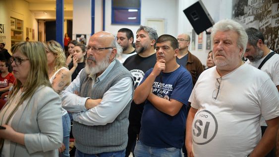 Integrantes del PIT-CNT el domingo 27, al recibir los resultados del plebiscito de reforma al sistema previsional Integrantes del PIT-CNT el domingo 27, al recibir los resultados del plebiscito de reforma al sistema previsional