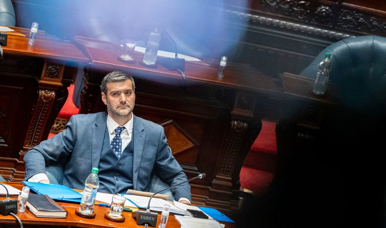 Nicolás Martinelli lideró una comitiva del Ministerio del Interior al Parlamento este lunes 7 de octubre