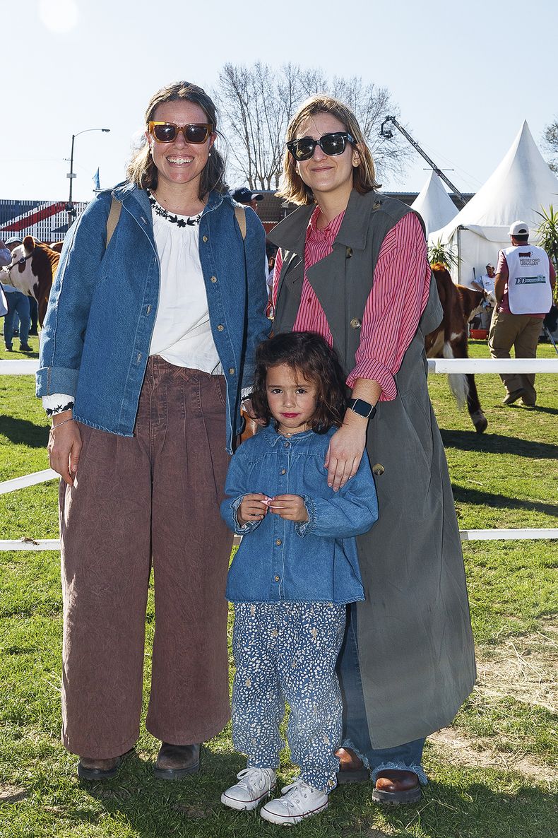 Florencia Serolini, Josefina Burutarán y Faustina Bartaburu.
