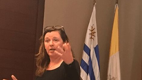 Ana Fostel en la Universidad Católica