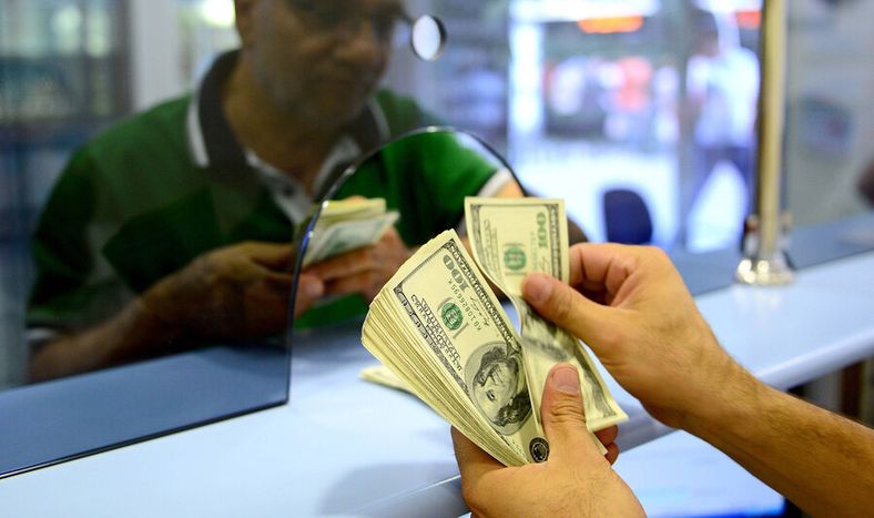 Una compraventa de dólares en una casa de cambios.