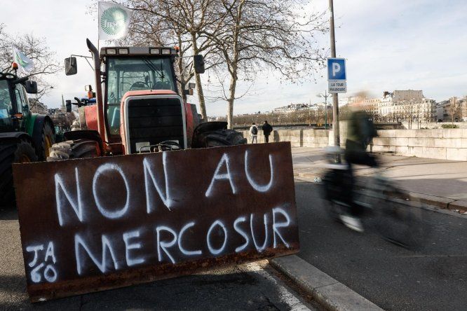 Agricultores franceses bloquean la Asamblea Nacional con tractores durante una manifestación en el marco de las protestas y acciones convocadas por varios sindicatos de agricultores contra el acuerdo del Mercosur, en París.