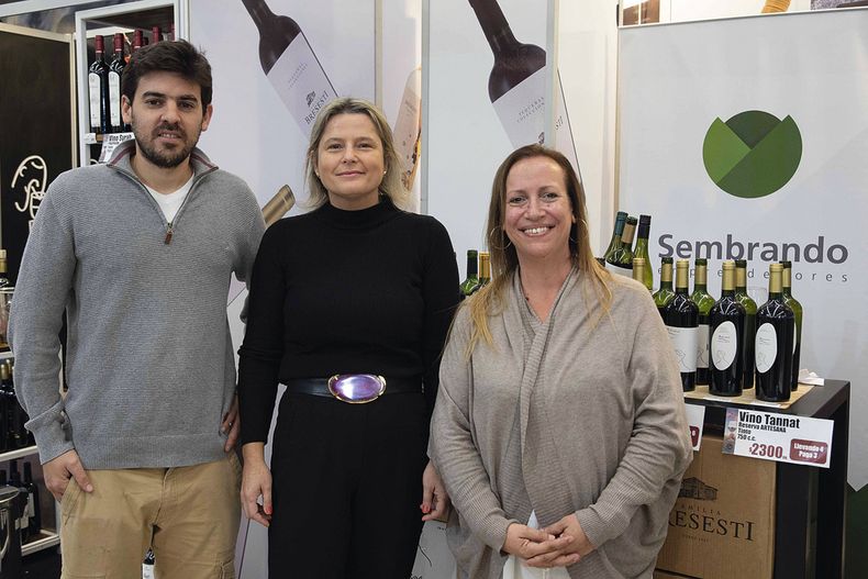 Director de Bodega Bresesti Bruno Bresesti y directora de Artesana Winery Analía Lazaneo rodean a Andrea Bellolio, directora ejecutiva de Sembrando